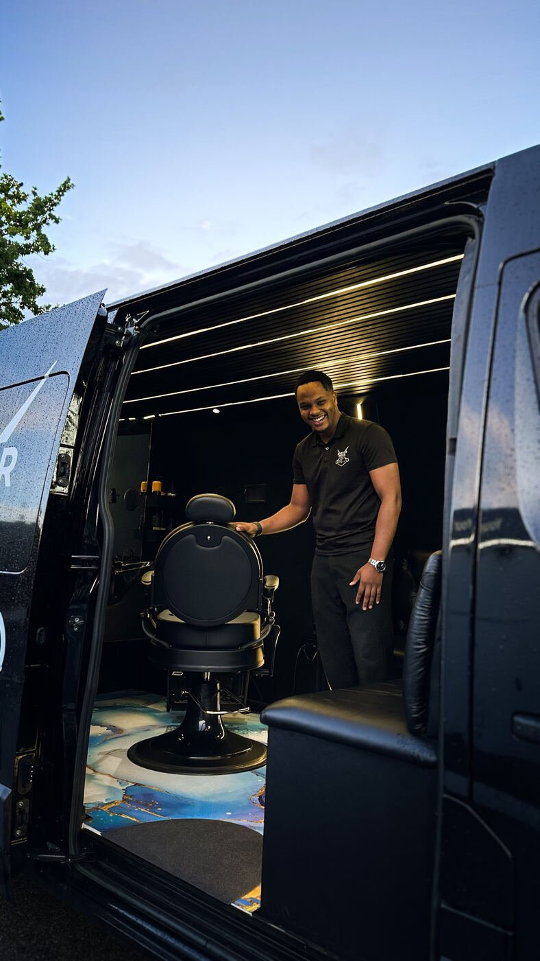 Le barbier Barber Move devant son van