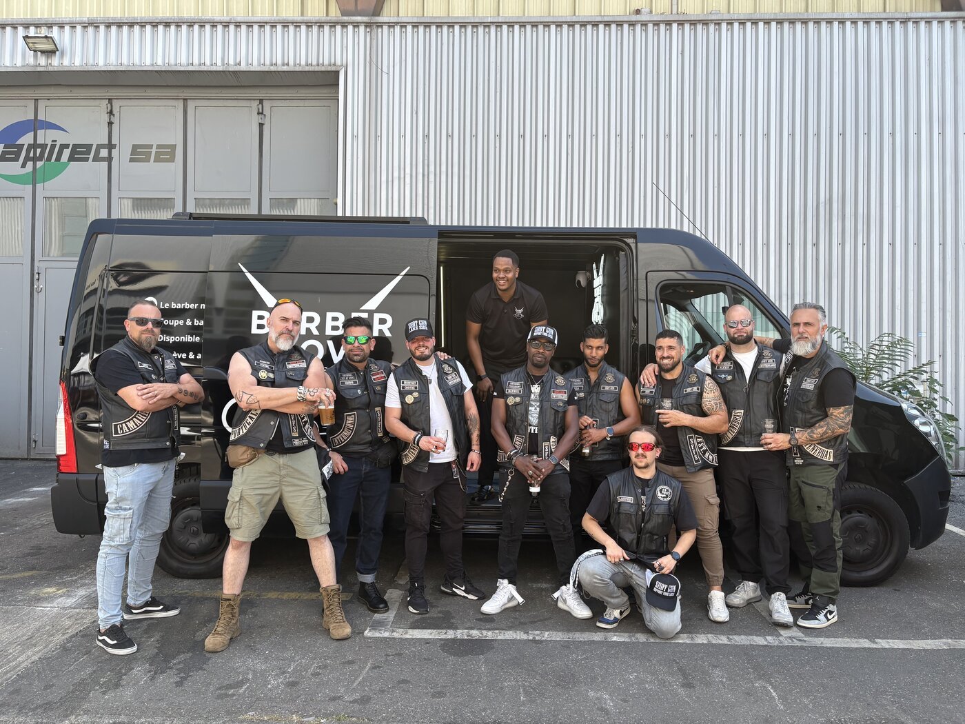 Événement Barber Move avec un club de motards devant le van