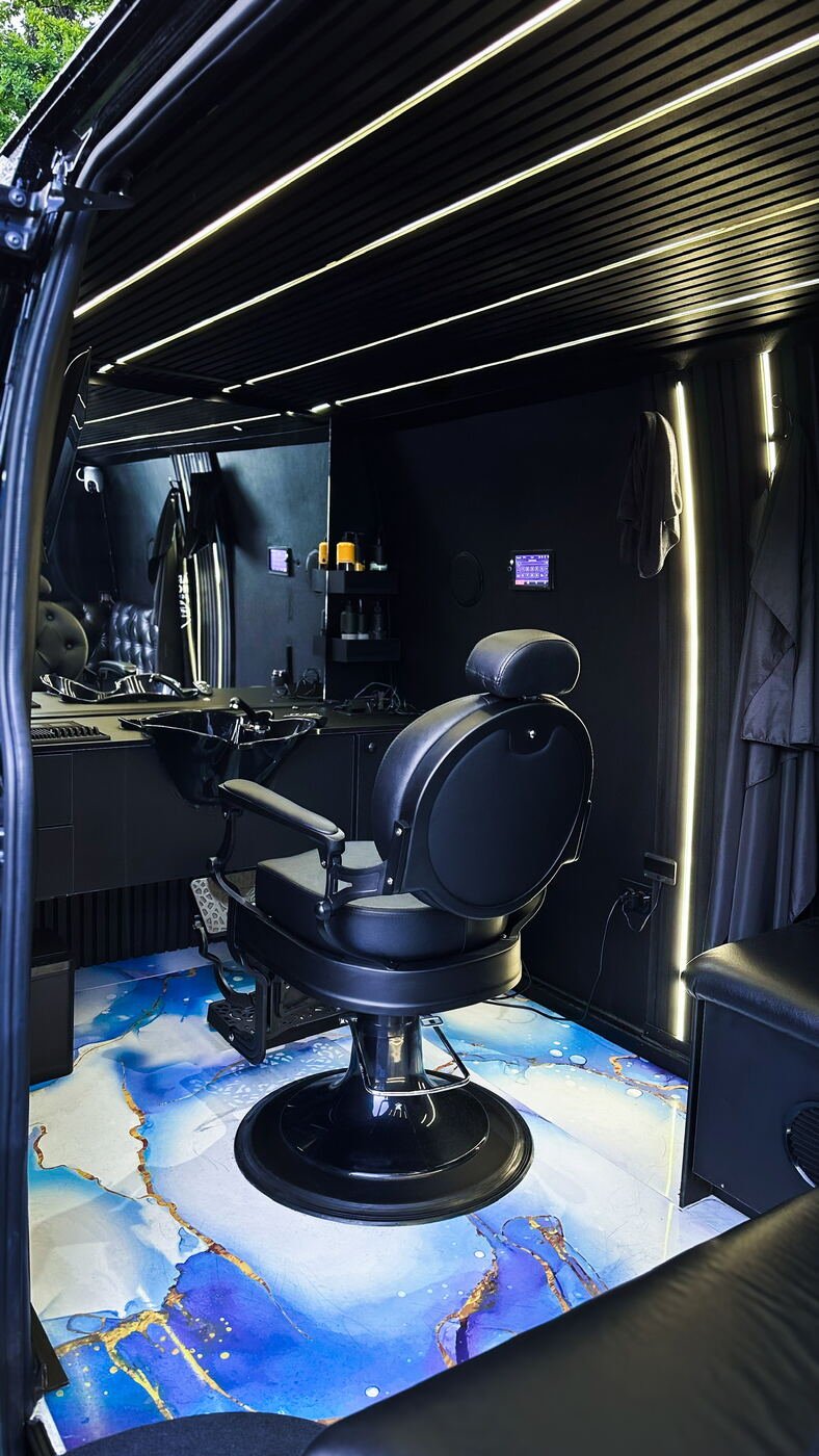 Poste de coiffure aménagé dans le van Barber Move